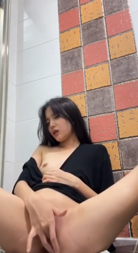 viet69-Em tự sướng trong nhà tắm